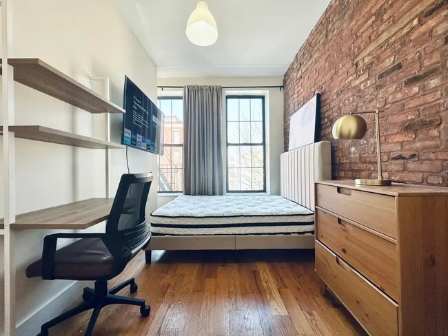 Building Photo - Furnished room/NOT APARTMENT