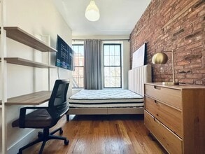 Building Photo - Furnished room/NOT APARTMENT