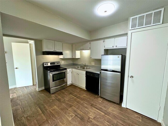 Foto del edificio - 1825 Wooten Park Dr