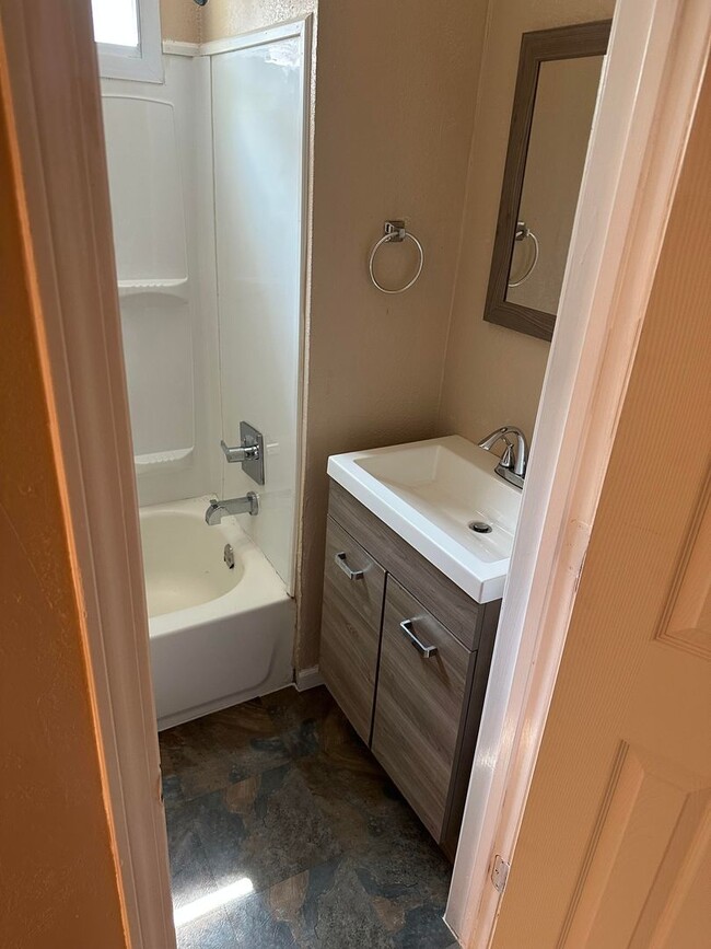 Building Photo - Newly Remodeled 2 Bed 1 Bath home!