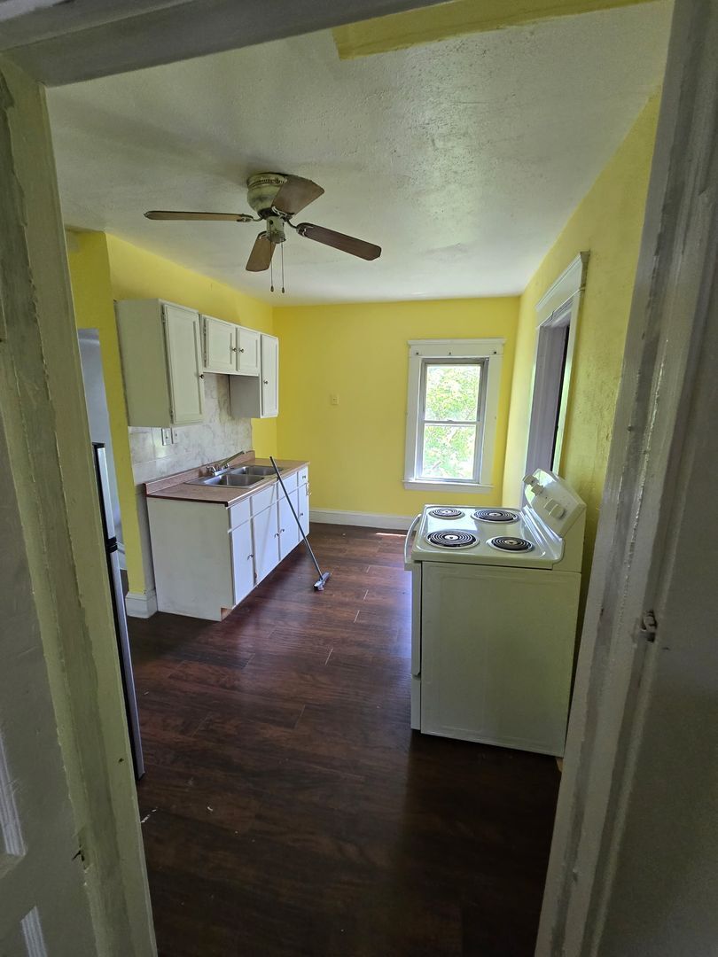 10117 Somerset Ave Cleveland, OH 44108 – photo 3