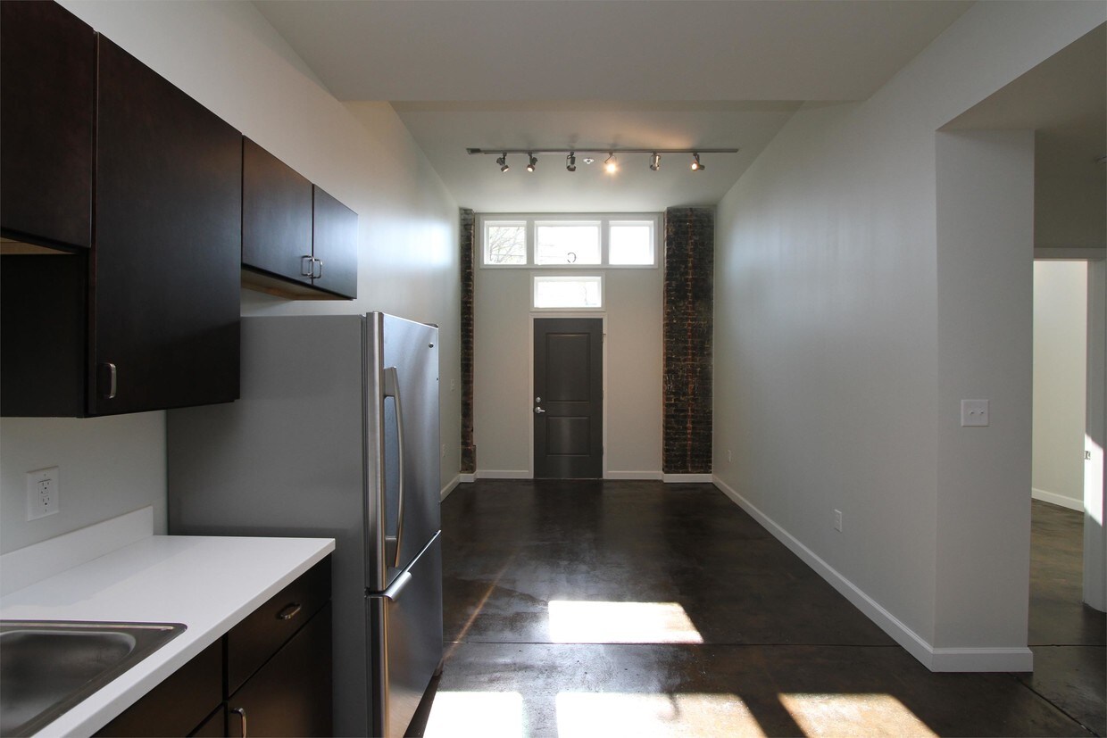Primary Photo - 144 W Henry St