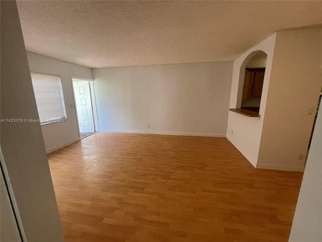 Building Photo - 812 Twin Lakes Dr