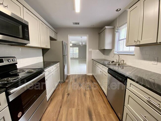 Foto del edificio - 6824 Edmond Ave