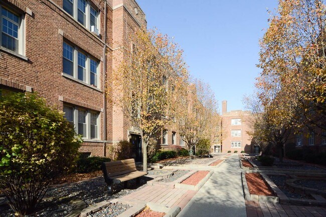 Building Photo - 735 W Barry Ave