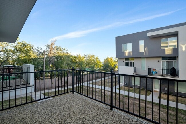 Foto del edificio - Beautiful 4 Bed - 3 Bath Townhome in Great Clearfield Location! Available on June 10th!