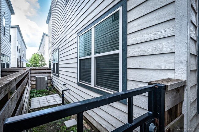 Building Photo - 621 Press St