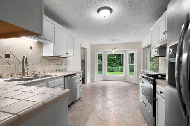 Building Photo - 6180 Lakeway Dr