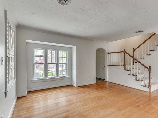 Building Photo - Remodeled 3BD/3BTH With a Single Car Garag...