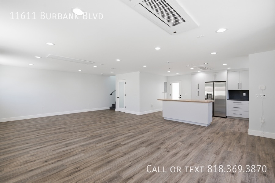 Photo - 11611 Burbank Blvd-