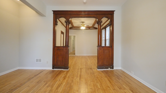 Building Photo - 1422 N Maplewood Ave