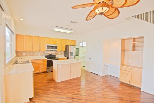Foto del edificio - Stunning 4-Bedroom Home with Solar and Sal...