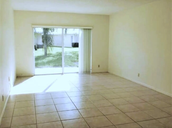 Building Photo - 8732 Bella Vista Dr