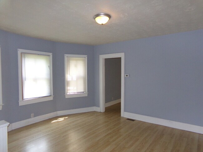 Building Photo - Spacious 3 Bed 1 Bath Double