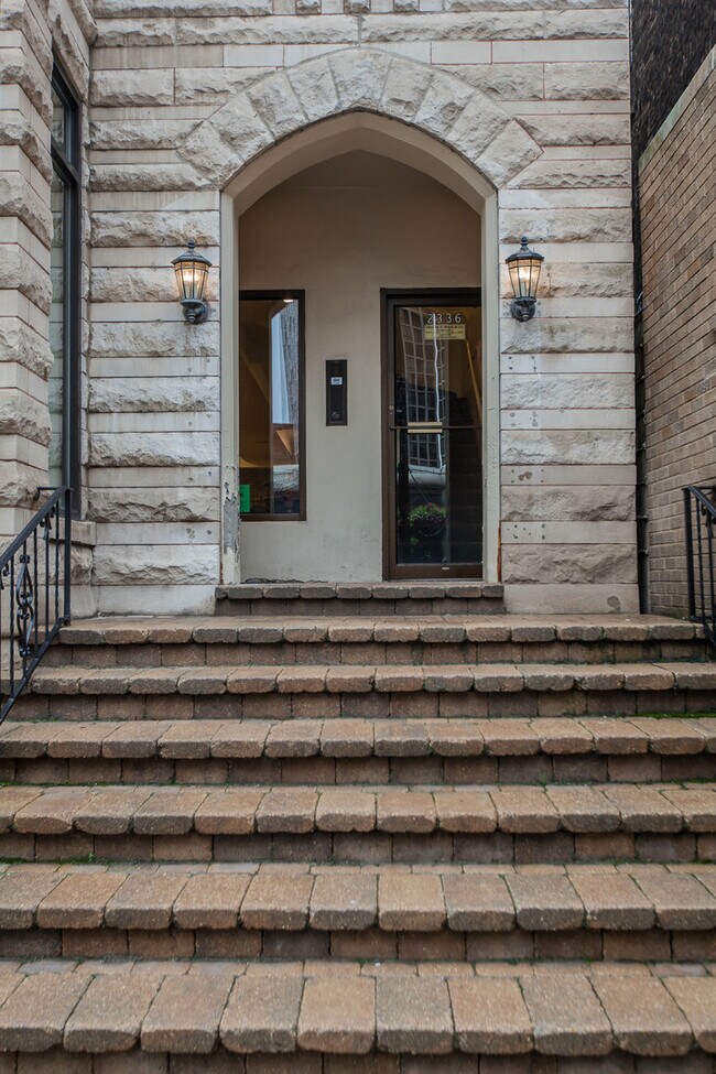 Foto del edificio - REMODELED 3 Bedroom & 2 Bathroom Apartment in the Heart of Lincoln Park!