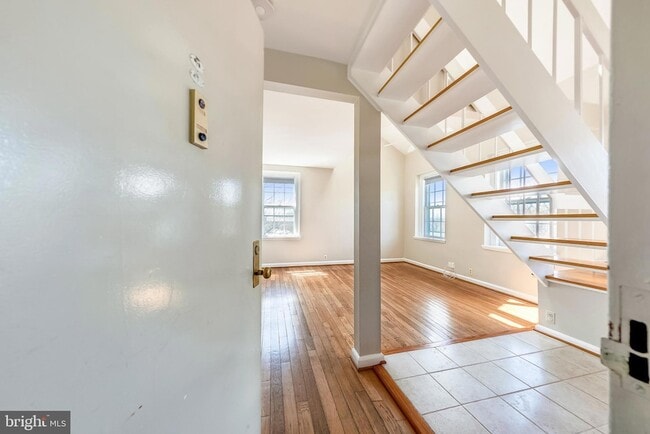 Foto del edificio - 3811 Newark St NW