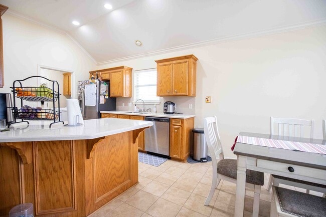 Building Photo - 4 Bed/ 2.5 Bath North Gate Village Home