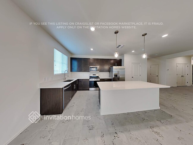 Building Photo - 11445 W La Reata Ave