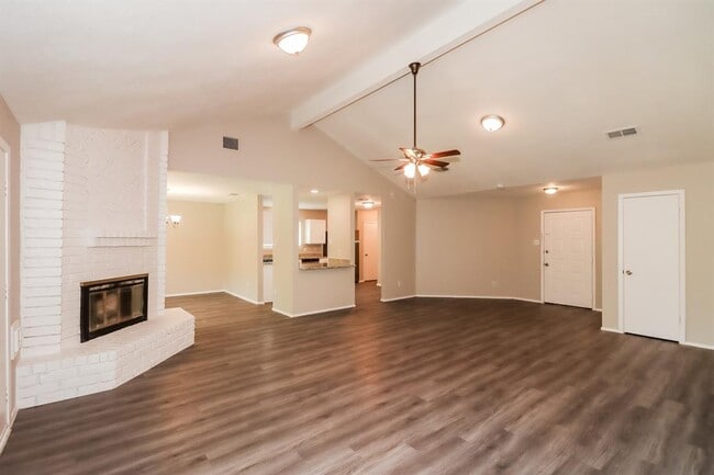 Building Photo - 2515 N Spring Dr