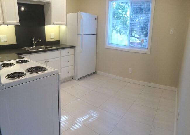 Foto del edificio - 987 Helen Ave