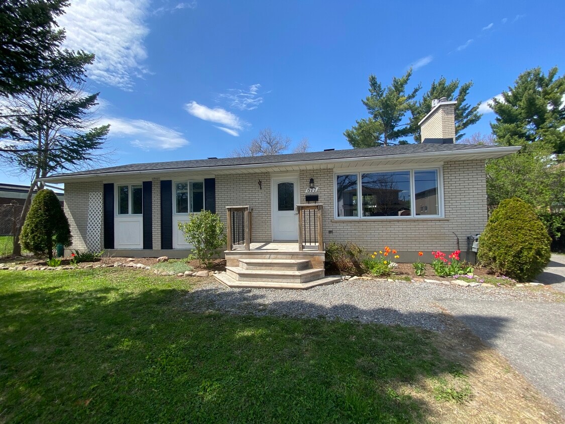 Photo principale - 877 Dynes Rd
