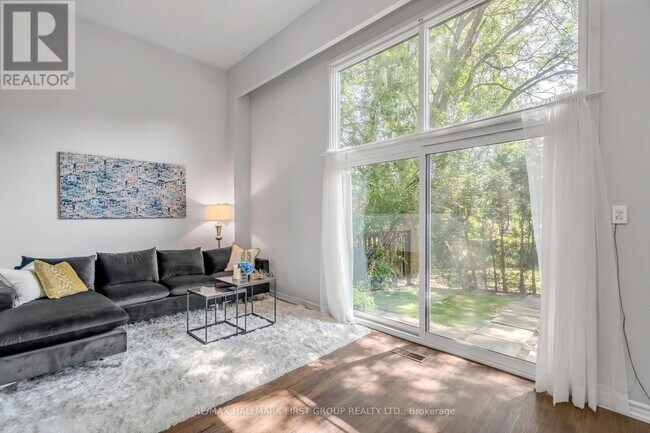 Photo du bâtiment - 360 Sprucewood Ct