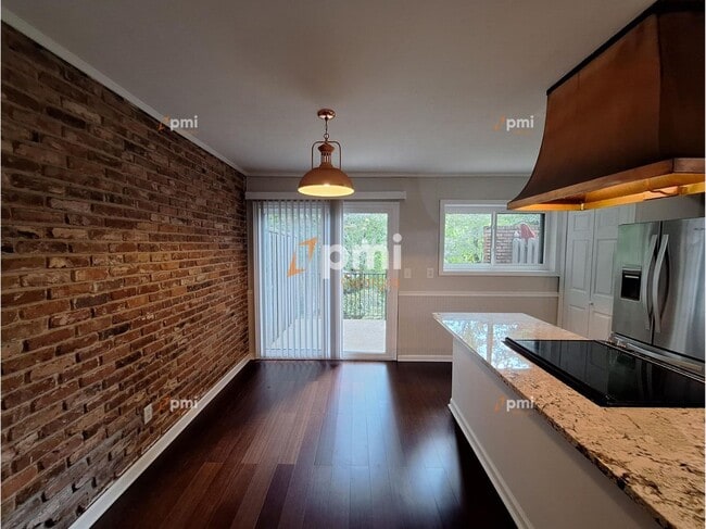 Building Photo - 3083 Colonial Way