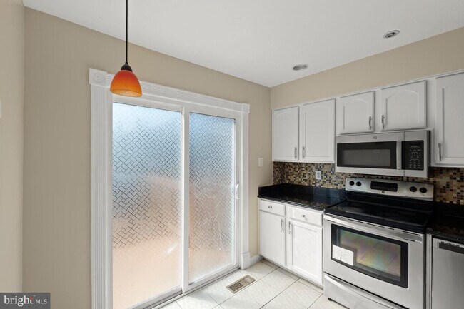 Building Photo - 14648 Cambridge Cir