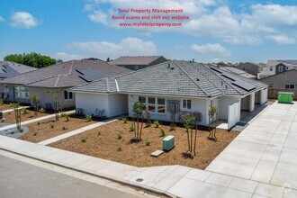 Building Photo - 2467 Oakmont Cir