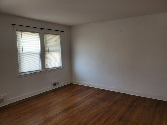 Dormitorio 1 - 816 N Chapel Gate Ln