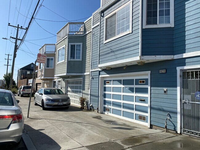 Building Photo - 833 Ingerson Ave