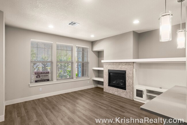Building Photo - Delightful 3 BD* 2.5 Bath* Townhome Locate...