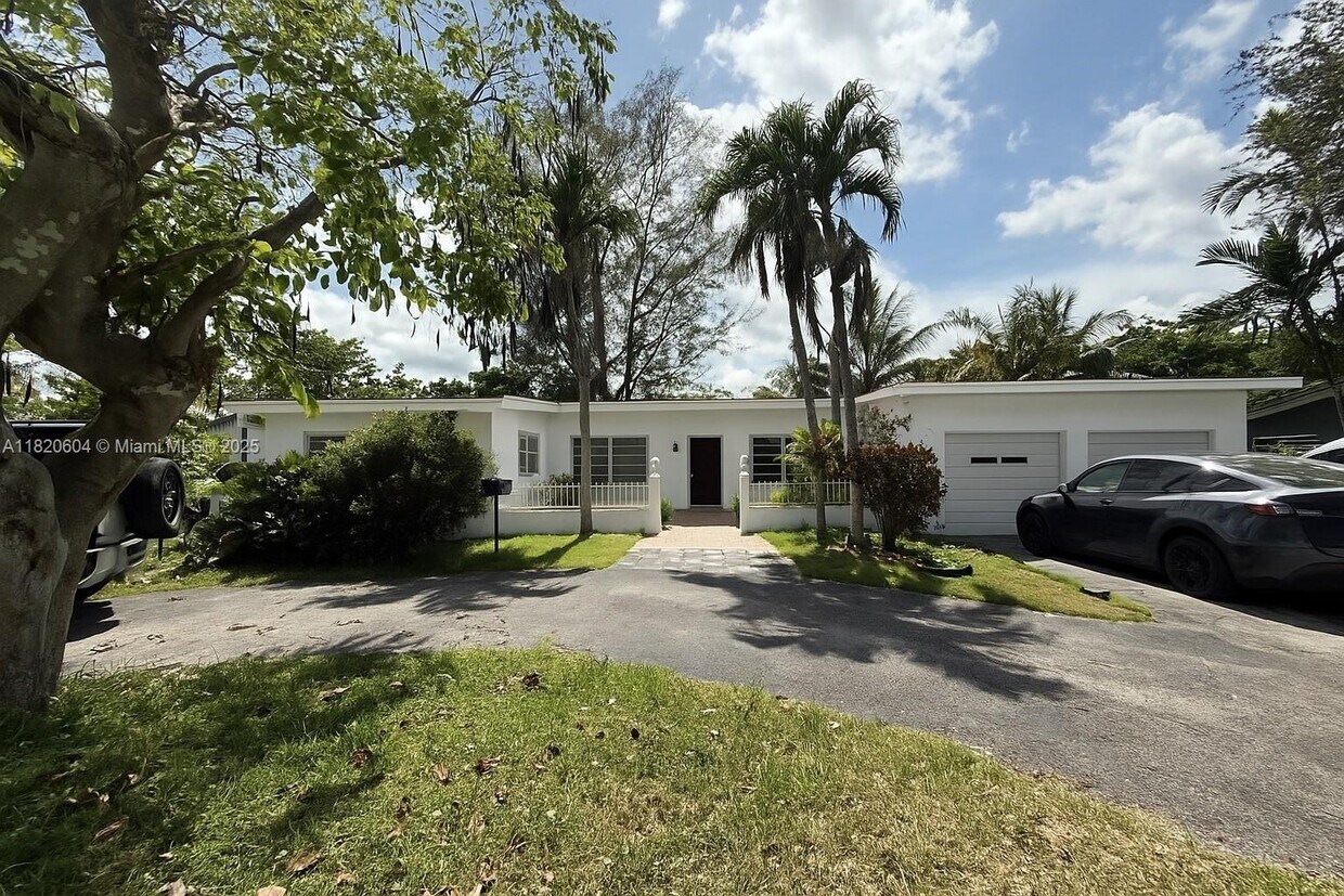 Foto principal - 7132 SW 65th Ave