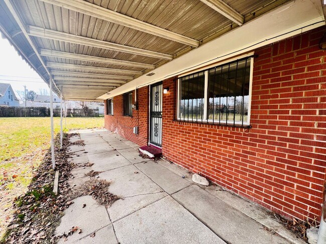 Building Photo - 3 Bedroom House