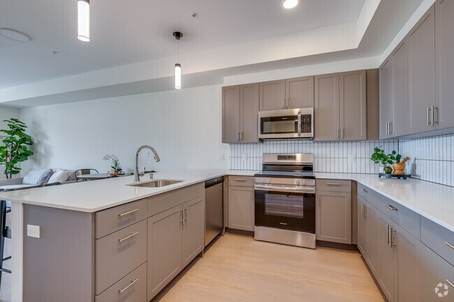 1 habitación, 1 baño - 660 pies cuadrados - Cocina - Welcome Home to Downtown Living at LUX at Lawrence!