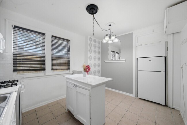 Foto del edificio - 3835 W 65th St