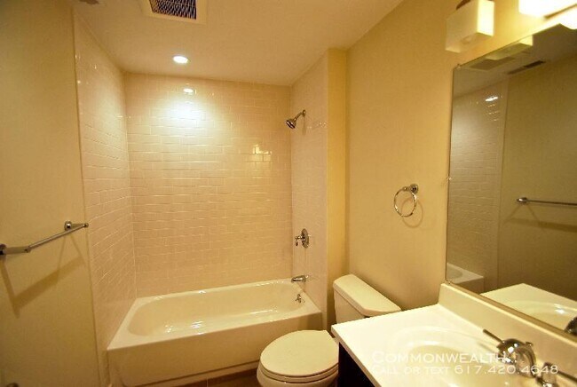 Building Photo - Fort Hill Renovated 4 bed 9/1