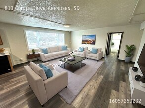 Building Photo - 920 N 2nd St