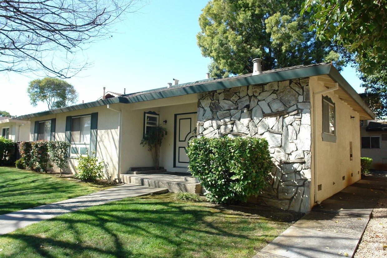 Building Photo - 1329 Lexington Dr