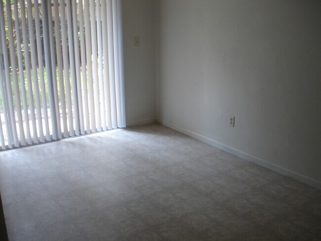 Foto del edificio - 2114 NW 55th Blvd