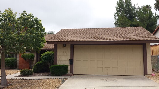 Building Photo - Single Level 3br/2Ba House W/ 2 Car Garage...