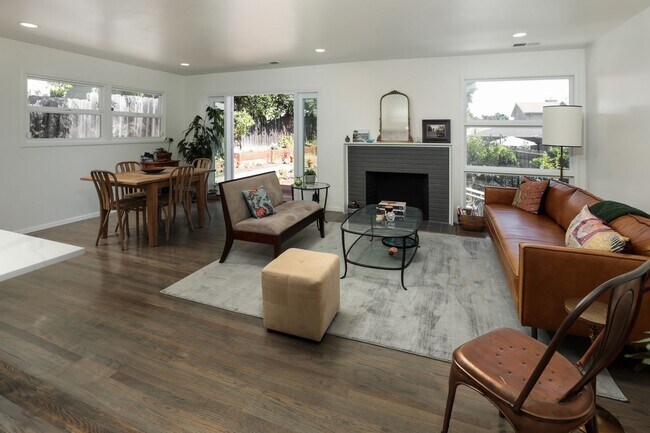 Foto del edificio - Updated home with spacious yard