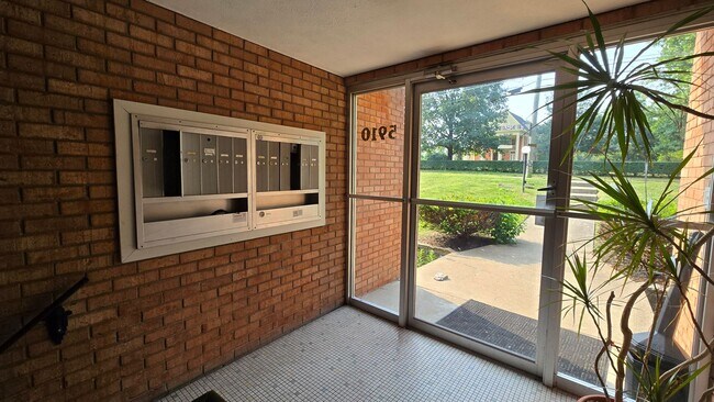 Foto del interior - 5910 Belmont Ave
