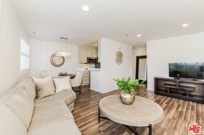 Building Photo - 4501 Cedros Ave