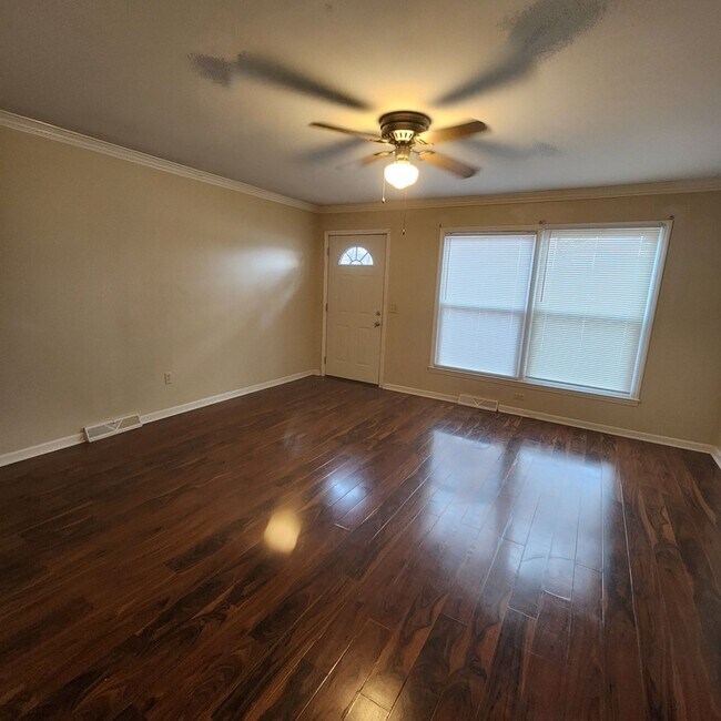 Foto del edificio - 703 Ikes Rd