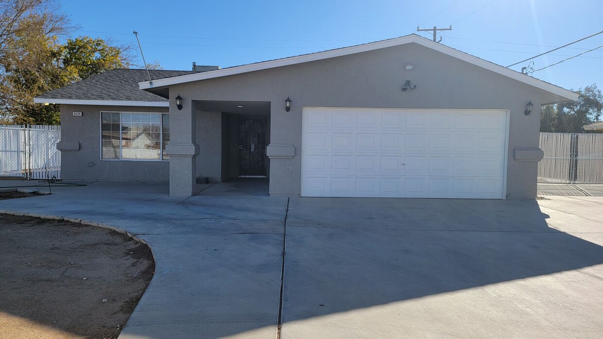 Primary Photo - Freshly painted 3 bedroom / 2 bathroom house