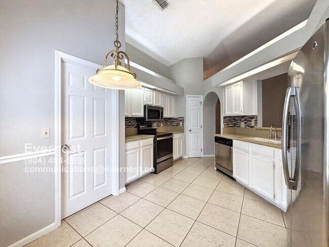 Foto del edificio - Lovely 4-Bedroom Home with Fireplace and F...