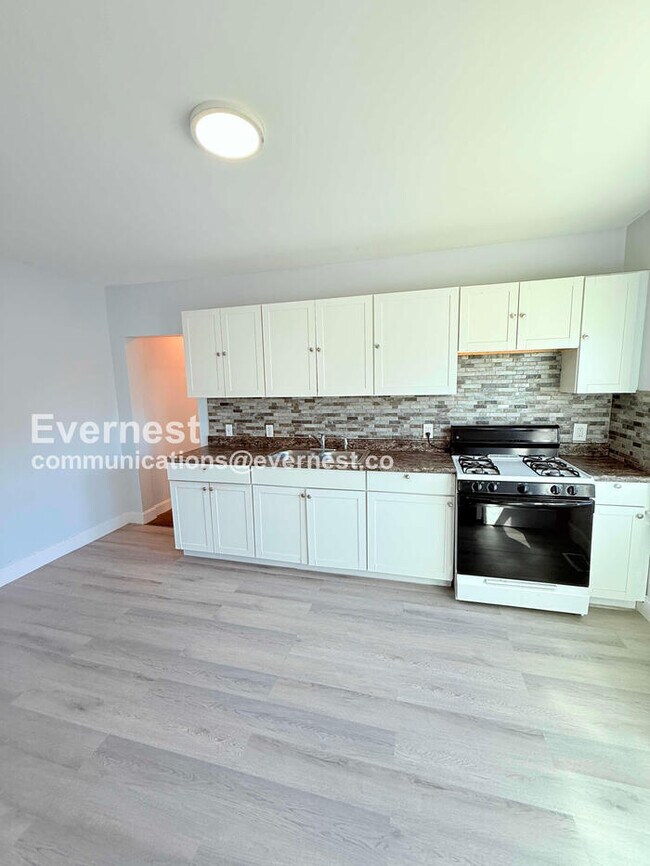 Foto del edificio - 2484 Woodmere St