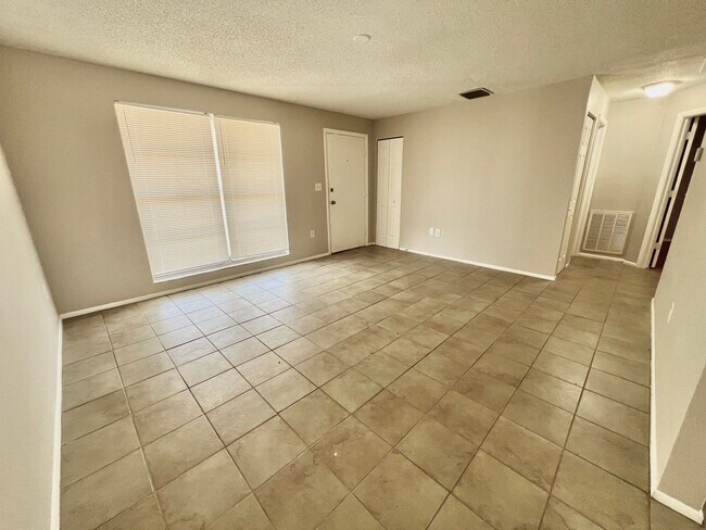 Building Photo - Adorable 2BD/1BTH Home with Screen Lanai