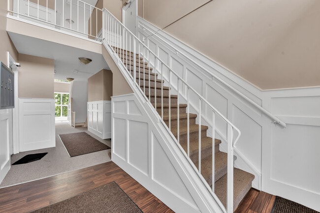 Building Photo - 825 Clinton River Dr